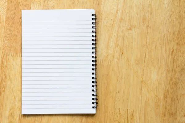 Cuaderno de notas en blanco sobre fondo de tabla de madera —  Fotos de Stock