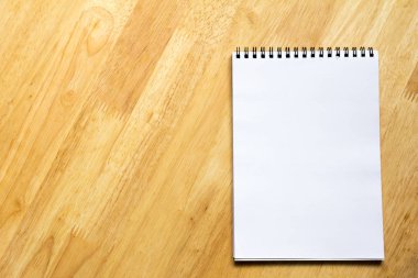 Ahşap masa arka plan üzerinde beyaz not defteri yer