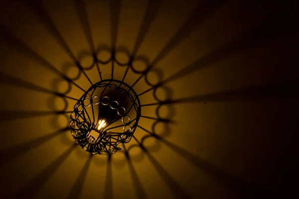 Abstracte licht en schaduw vandaan lightbulb en lantaarn — Stockfoto