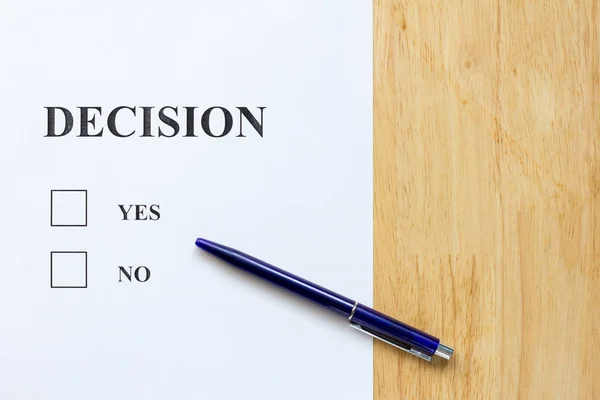 Határozat a papír igen és nem választás, a fa háttér — Stock Fotó