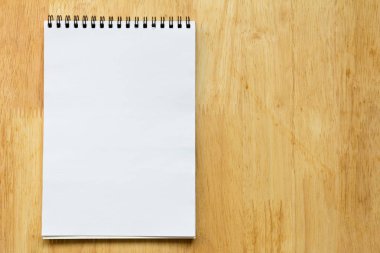 Boş kağıt not defteri ahşap masa arka plan üzerinde
