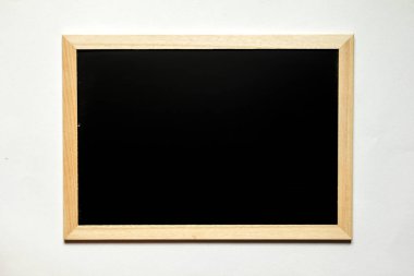 Beyaz arka plan üzerinde ahşap çerçeve ile boş kara tahta