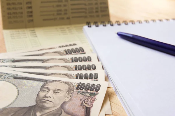 Poupança conta passbpok, iene japonês, livro de notas e caneta — Fotografia de Stock