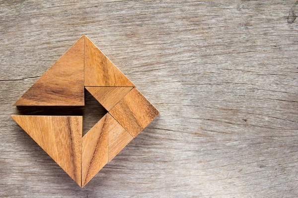 Quebra-cabeça Tangram como seta em forma quadrada no fundo de madeira (Conceito para a direção do negócio e decisão ) — Fotografia de Stock