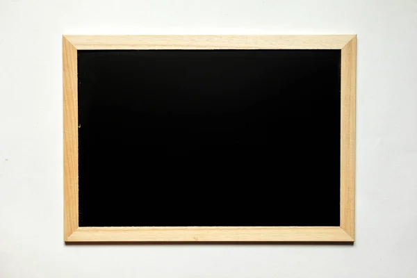 Tablero negro en blanco con marco de madera sobre fondo blanco — Foto de Stock