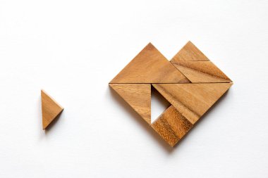 Tangram bulmacanın beklemek için yerine getirmek için kalp şekli beyaz arka plan üzerinde