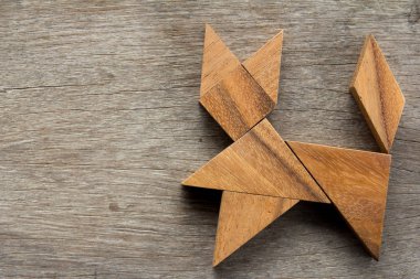 Ahşap arka plan üzerinde kedi şeklinde bulmaca Çince tangram