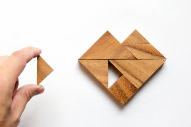 Tangram bulmacanın parçası düzenlenen adam beyaz arka plan (aşk kavramı üzerinde kalp şekli yerine getirmek için)