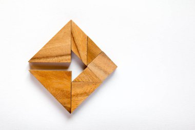 Tangram bulmacanın beyaz arka plan (iş yönetmeni ve karar kavramı üzerinde kare şeklinde ok gibi)