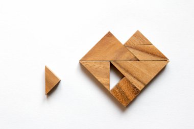 Tangram bulmacanın beklemek için yerine getirmek için kalp şekli üzerinde beyaz backgrou