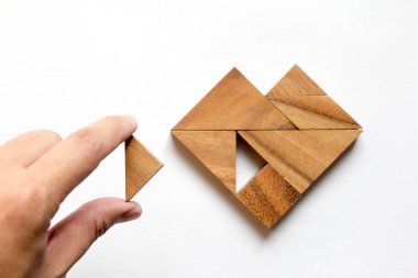 Tangram bulmacanın parçası düzenlenen adam beyaz arka plan (aşk kavramı üzerinde kalp şekli yerine getirmek için)