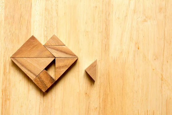 Tangram puzzle čekání pro splnění do tvaru srdce na dřevěný stůl — Stock fotografie