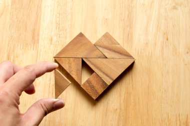 Tangram bulmacanın parçası düzenlenen adam w üzerinde kalp şekli yerine getirmek için