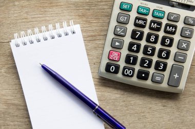 Ahşap masa ba kalem ve hesap makinesi ile Not kitap Üstten Görünüm