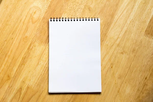 Libro di note bianche posto su sfondo tavolo di legno — Foto Stock