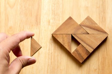 Tangram bulmacanın parçası düzenlenen adam w üzerinde kalp şekli yerine getirmek için