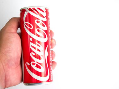 Bangkok, Tayland 27 Ocak/2017 el klasik Coca-Cola tutabilir beyaz arka plan üzerinde. Koka kola, kola en popüler gazlı meşrubat içecek olduğunu.