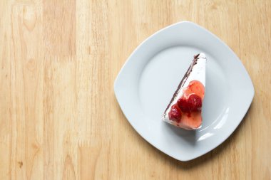 Ahşap arka plan üzerinde Çilekli pasta