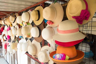 Grup yaz, plaj tatil asmak rafta için şapka