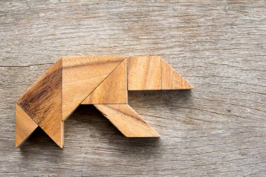 Ahşap tangram bulmacanın ayı şekli arka planda