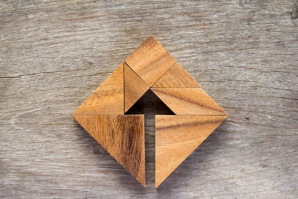 Παζλ τάγκραμ ως βέλος σε τετράγωνο σχήμα σε ξύλινο υπόβαθρο (Co) — Φωτογραφία Αρχείου