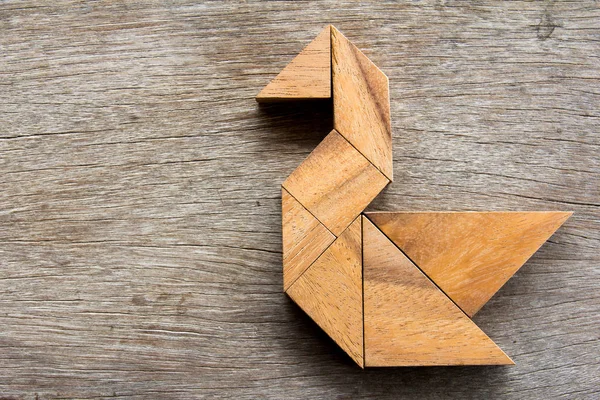 Rompecabezas tangram de madera en forma de cisne fondo —  Fotos de Stock