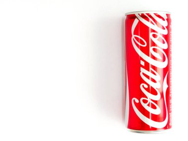 Bangkok, Tayland 27 Ocak/2017 klasik Coca-Cola beyaz arka plan üzerinde olabilir. Koka kola, kola en popüler gazlı meşrubat içecek olduğunu.