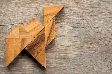 Çin tangram bulmacanın deve şekil ahşap arka plan üzerinde yürüme