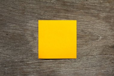 Boş portakal not kağıdı faturası için kahverengi ahşap zemin üzerinde eklemek veya anımsat