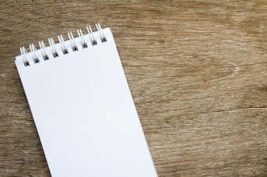 Kahverengi ahşap arka plan boş bir not kağıdına