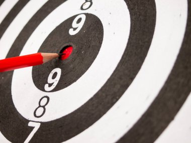 Siyah ve beyaz ok Merkezi (konsept hedef, başarı, iş odak için kalem ucu ile)