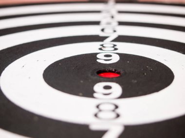 Siyah ve beyaz ok (Konsept için hedef, başarı, iş odak)