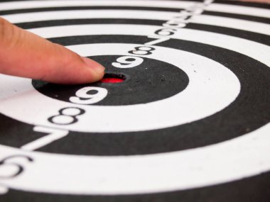 Siyah ve beyaz ok Merkezi (Konsept için hedef, başarı, iş odak noktada el ile)