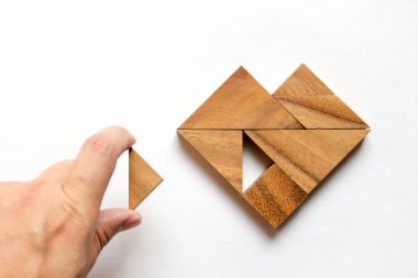 Tangram bulmacanın parçası düzenlenen adam beyaz arka plan (aşk kavramı üzerinde kalp şekli yerine getirmek için)