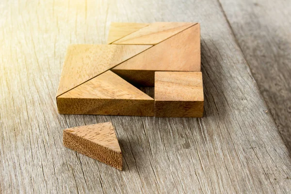 Tangram v srdce tvar čekat na splnění na dřevěné pozadí — Stock fotografie