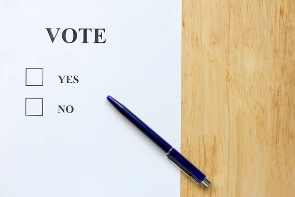 Decision paper with yes and no choice on wood background — Stock Photo, Image