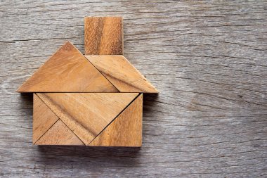 Rüya ev veya mutlu yaşam konsepti için ev şeklinde bulmaca ahşap tangram