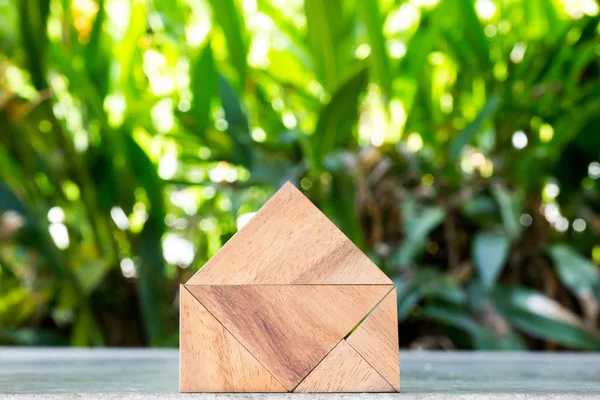 Brinquedo de madeira como conceito de casa de sonho com fundo verde desfocado — Fotografia de Stock