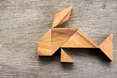 Ahşap tangram bulmacanın balık şekil arka planda