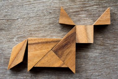 Ahşap tangram bulmacanın buffalo veya boğa şekli arka planda