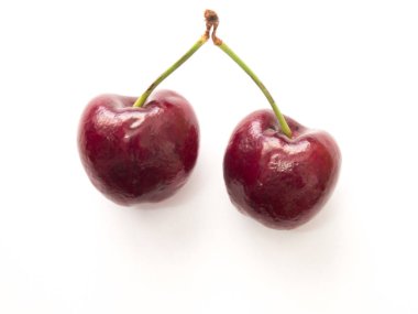 Beyaz arka plan üzerinde iki kırmızı kiraz