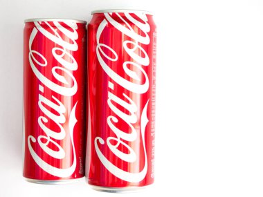 Bangkok, Tayland 27 Ocak/2017 klasik Coca-Cola beyaz arka plan üzerinde olabilir. Koka kola, kola en popüler gazlı meşrubat içecek olduğunu.