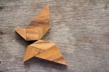Kelebek şekli arka plan uçan bulmaca ahşap tangram