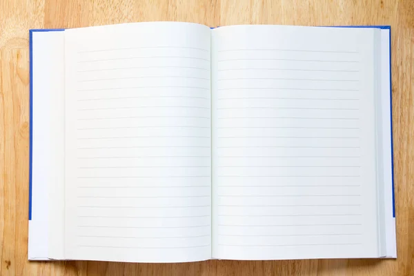Blank papper anteckningsbok på bord av trä bakgrund — Stockfoto