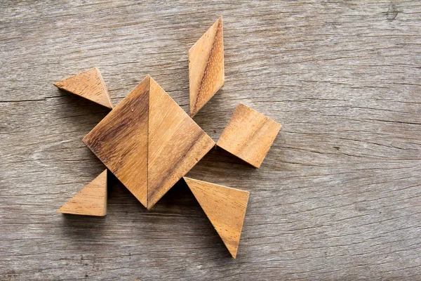 Tangram fából készült puzzle-teknős alakú háttérben — Stock Fotó