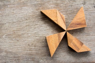 PIN tekerlek şekil arka planda bulmaca ahşap tangram