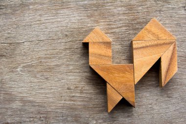 Horoz şekli arka planda bulmaca ahşap tangram