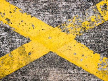 Grunge sarı çizgiyi lekeli beton zemin üzerine