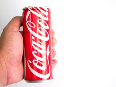 Bangkok, Tayland 27 Ocak/2017 el klasik Coca-Cola tutabilir beyaz arka plan üzerinde. Koka kola, kola en popüler gazlı meşrubat içecek olduğunu.