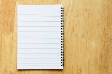 Boş kağıt not defteri ahşap masa arka plan üzerinde